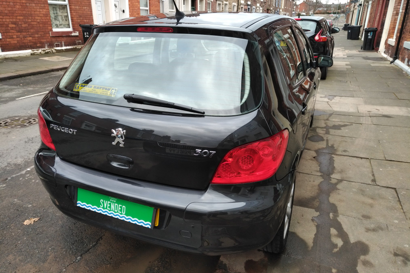 Illustration for article titled Colleague's Peugeot 307 clean.